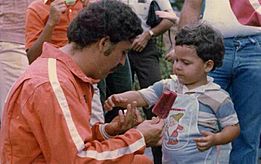 Archivo:Pablo Escobar y su hijo en el año 1979