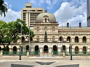 Archivo:Parliament House, Brisbane, Queensland with Christmas tree in 2019, 02