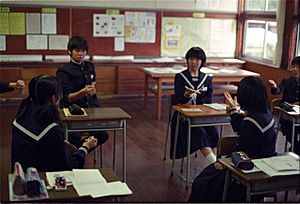Archivo:Playing janken - school in Japan