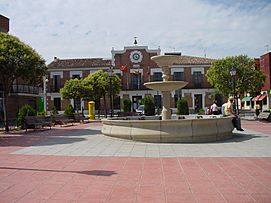 Plaza y ayuntamiento de Paracuellos de Jarama