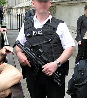 Un oficial de policía en Londres con un chaleco antibalas.