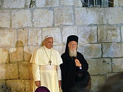 Archivo:Pope Franciscus & Patriarch Bartholomew I in the Church of the Holy Sepulchre in Jerusalem (1)