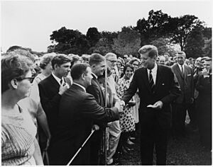 Archivo:President greets Peace Corps Volunteers. White House, South Lawn. - NARA - 194180