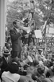 Archivo:Robert Kennedy speaking before a crowd, June 14, 1963