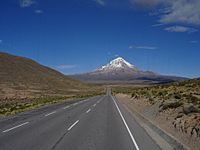 Archivo:Ruta 4 (Bolivia) con el Nevado Sajama de fondo