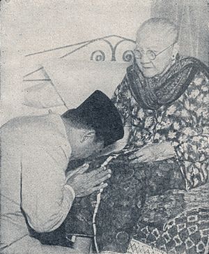Archivo:Sukarno with his mother, Bung Karno Penjambung Lidah Rakjat 241
