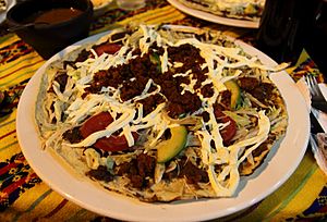 Archivo:Tlayuda con chorizo en Oaxaca
