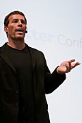 Archivo:Tony Robbins gesturing