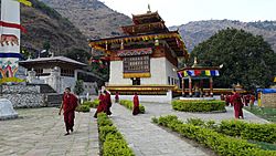 Archivo:Trashigang - Gom Kora Tempel, Mönche