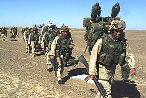 Archivo:U.S. Marines humping in Afghanistan, November 2001