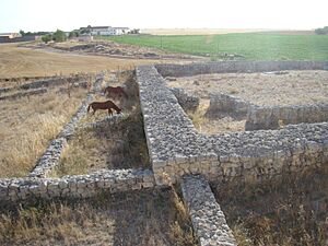 Archivo:Villalba de los Alcores poblado medieval Fuenteungrillo lou
