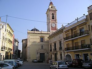 Archivo:Vista de la plaza del Ayuntamiento de Alberique, Valencia, España, con la Iglesia de San Lorenzo