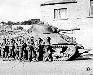 Archivo:Yanks advance into a Belgian town