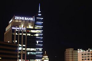 Archivo:Zions Bank Building Before Dawn