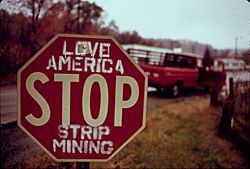 Archivo:"Stop strip mining" sign in Hendrysburg, Southeastern Ohio. - NARA - 554793