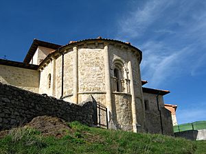 Archivo:Ábside románico de la iglesia de Criales