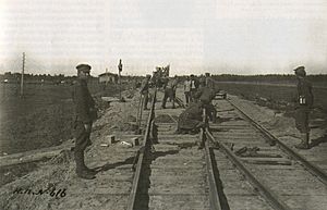 Archivo:Колчаковцы ремонтируют железнодорожные пути