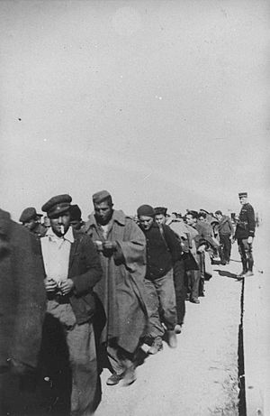 Archivo:22NUM1PH2-28 Arrivée d'une colonne de réfugiés