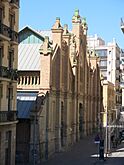 41 Mercat de Sants, c. Sant Jordi 6 (Barcelona), des dels jardins de la Rambla de Sants