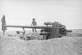 Archivo:88 mm Flak 36 near El Aqqaqir 1942