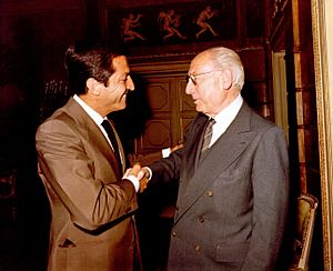 Archivo:Adolfo Suárez recibe al alcalde de Madrid en el Palacio de la Moncloa. Pool Moncloa. 1 de julio de 1980