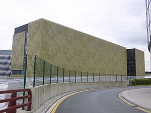 Archivo:Bilbao - Edificio de las Escuelas Universitarias de Ingeniería Técnica Industrial y de Minas y Obras Públicas (EUITI y Minas, UPV-EHU) 5