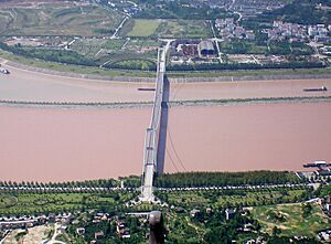 Archivo:Bird’s Eye View of Xiling Yangtze Bridge