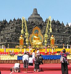 Archivo:Borobudur on Vesak Day 2011