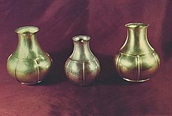 Archivo:Botellas de plata del tesoro
