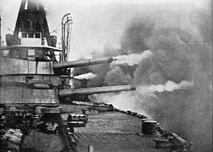 Archivo:Brazilian battleship Minas Geraes firing a broadside
