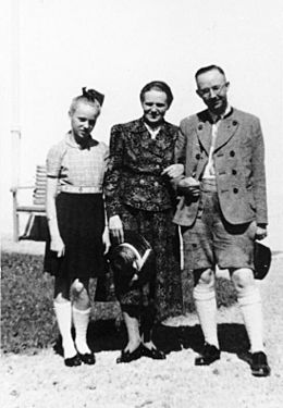 Archivo:Bundesarchiv Bild 146-1969-056-55, Heinrich Himmler mit Frau und Tochter Gudrun