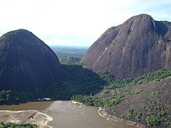 Archivo:Cerros de Mavecure (Guainía, Colombia)