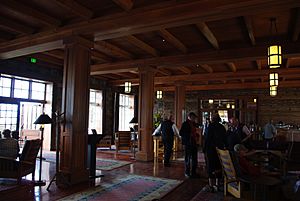 Archivo:Crater Lake Lodge lounge 2013 - Oregon