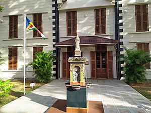 Archivo:Diamond Jubilee Fountain Victoria Seychelles