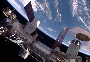 Archivo:Dragon and Cygnus docked on ISS