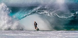 Archivo:Escaping the jaws of a Banzai Pipeline wave (cropped)