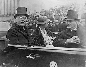Archivo:Franklin D. Roosevelt, Eleanor Roosevelt, and Joseph Robinson in Washington, Washington, D.C