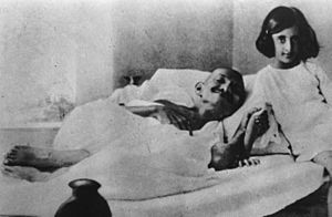 Archivo:Gandhi and Indira 1924