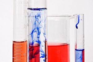 Archivo:Graduated Cylinders and Beaker filled with Chemical Compounds