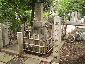 Archivo:Grave of Hidesaburo Ueno and monument of Hachiko, in the Aoyama Cemetery