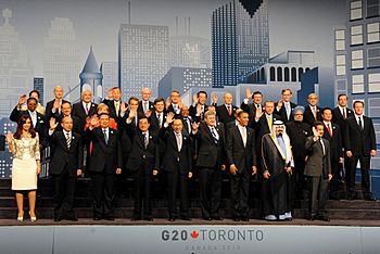 Archivo:Group photo of the 2010 G-20 Toronto summit family photo