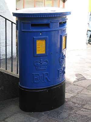 Archivo:Guernsey Postbox type C double aperture pillar box
