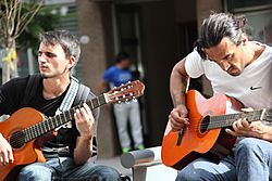 Archivo:Guitar players in the city centre of Buenos Aires