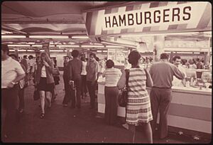 Archivo:HAMBURGER STAND OFFERS CUSTOMERS A QUICK BITE WHILE WAITING FOR THEIR SUBWAY TRAIN ON THE 42ND STREET STATION... - NARA - 556816