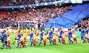 Archivo:Holland - France Euro 2008 entrance into stadium