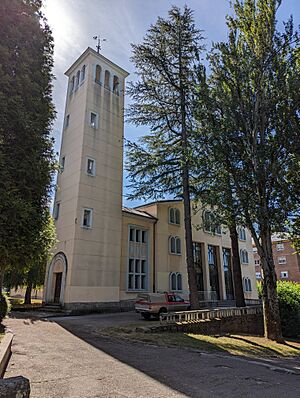 Archivo:Iglesia de Santa Bárbara, Villablino 03