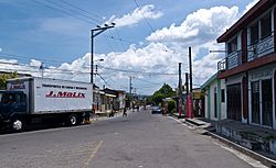 Ilopango El Salvador calle 2011.jpg