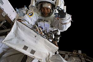 Archivo:Jessica Meir–first all female spacewalk in history-2019-10-18