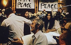 Archivo:John Lennon performing Give Peace a Chance 1969