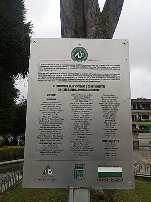 Archivo:La Unión (Antioquia) - homenaje a Chapecoense en parque principal